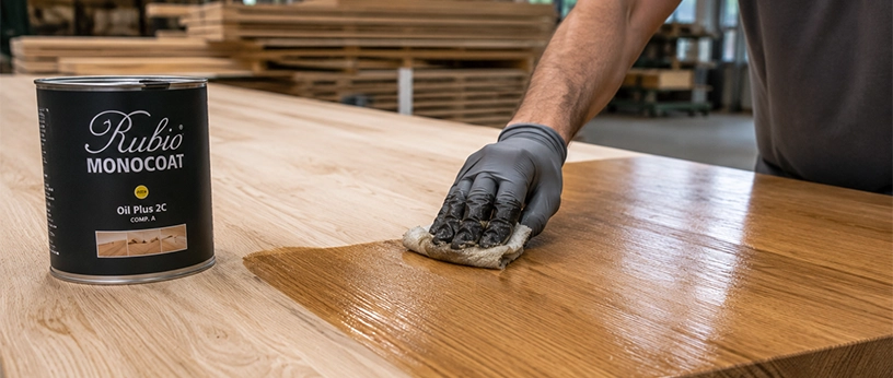 Professionelle Oberflächenbearbeitung für Holz: Ölen, schützen und veredeln – für eine langlebige, hochwertige Optik.
