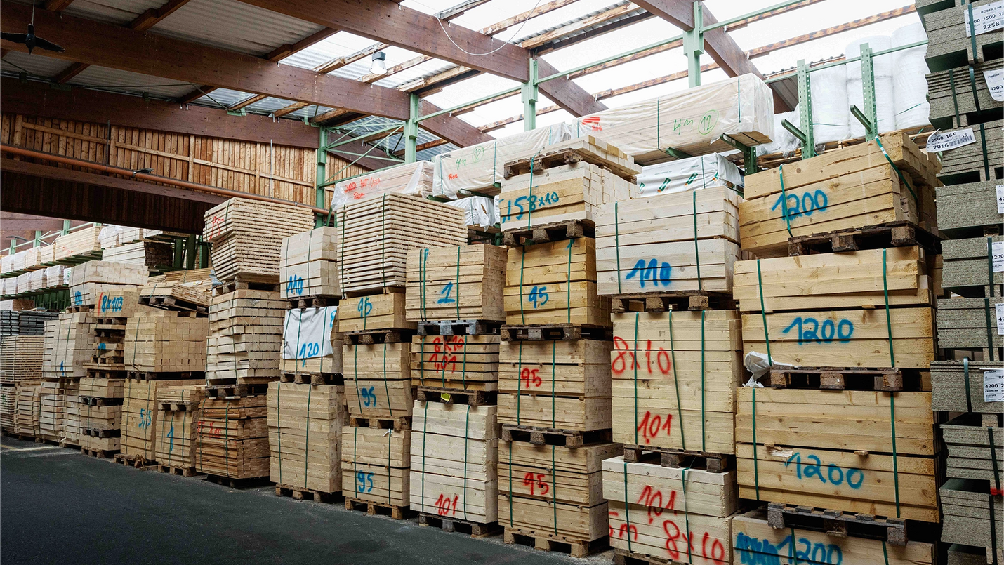 Gestapelte, verpackte Holzware im Roeren Holzlager.