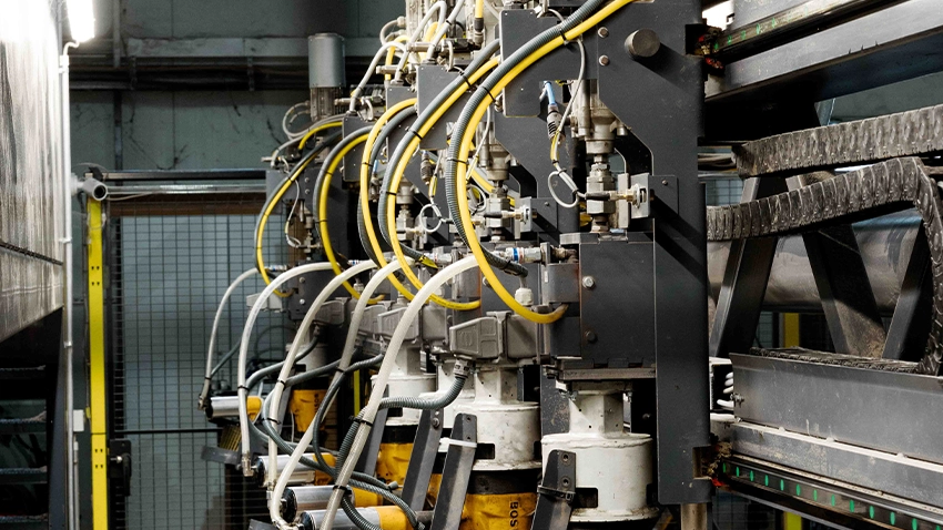 Palettenmaschine mit mehreren Nagelaggregaten in der Fertigung.