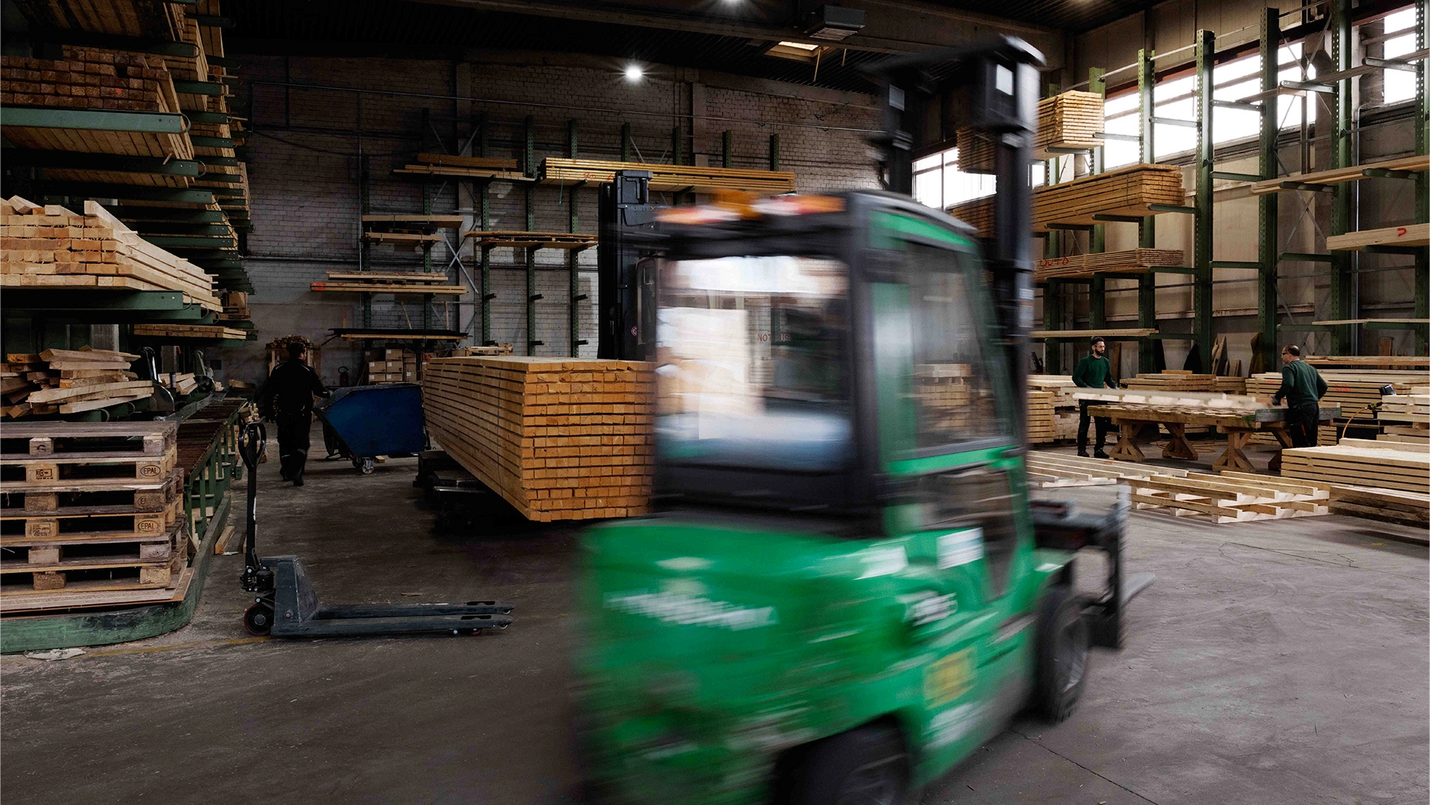Gabelstapler in Bewegung in der Produktionshalle.