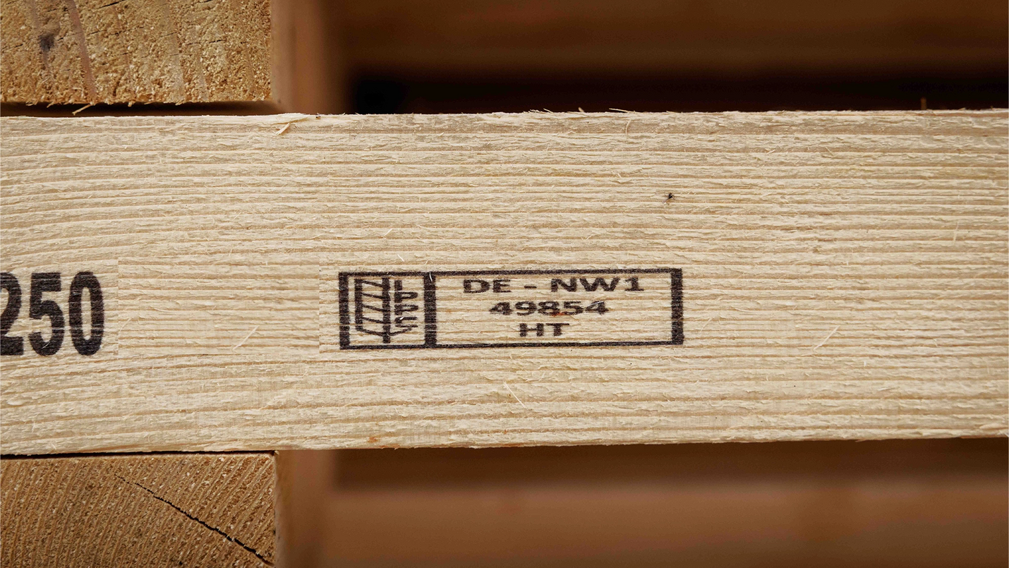 Nahaufnahme eines IPPC-Stempels auf Holzleiste.
