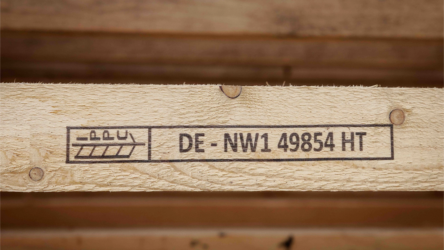 IPPC/HT-Kennzeichnung auf einer Holzpalette, Detailansicht.