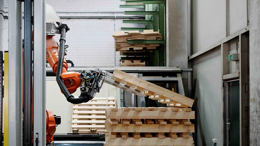Palettenbauteile werden automatisiert aufgestapelt.
