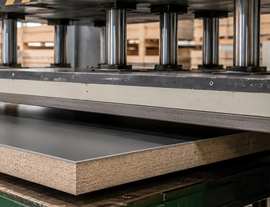 Precise pressing of wood-based materials: strong connection, clean results, and consistent quality in production.