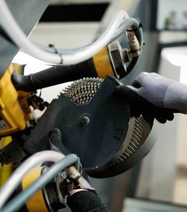 Nagelcoil wird an der Maschine gewechselt.