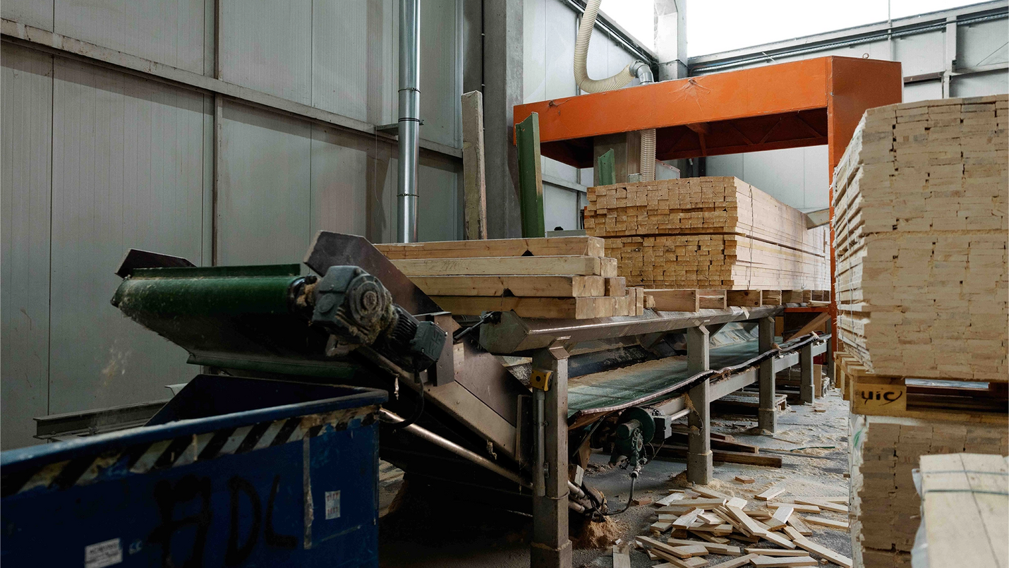 Sortier- und Zerkleinerungsanlage für Holzreste in der Produktion.
